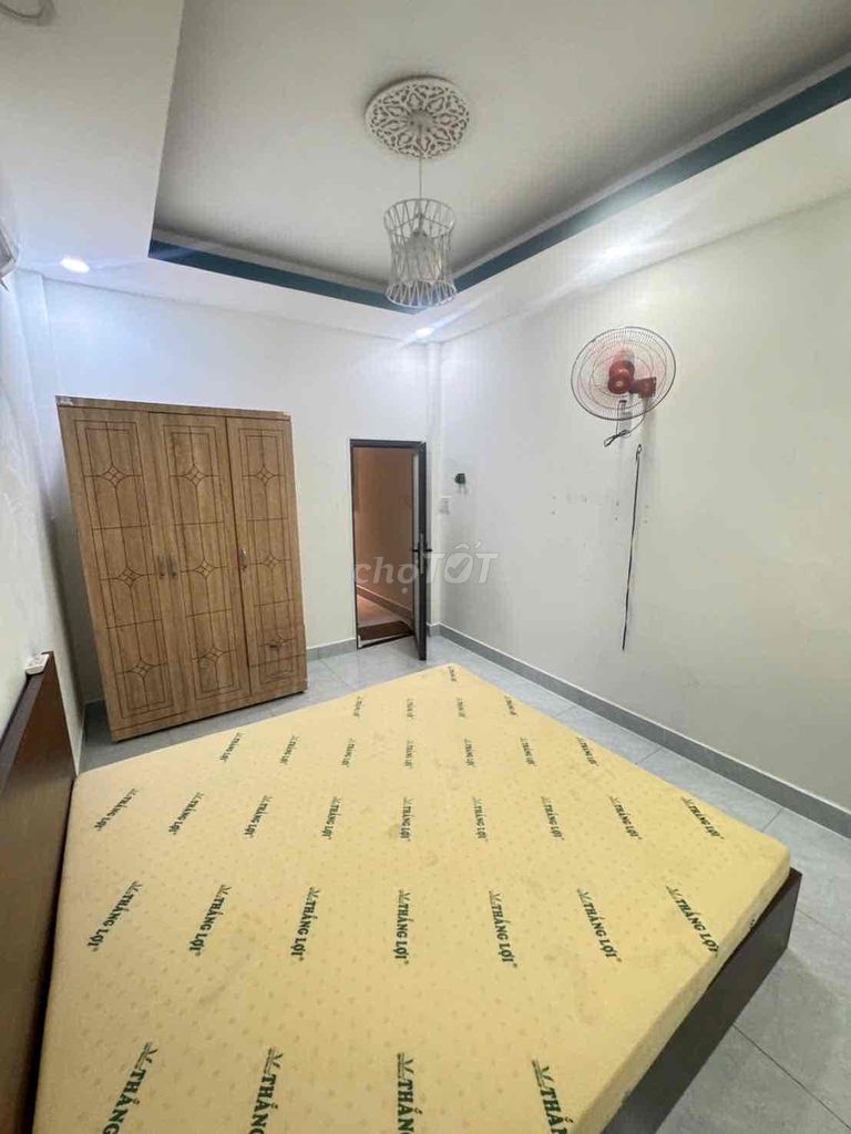 We're renting in the TS 9 (3.5 x10) ground, floor, three bedrooms, two interior toilets.