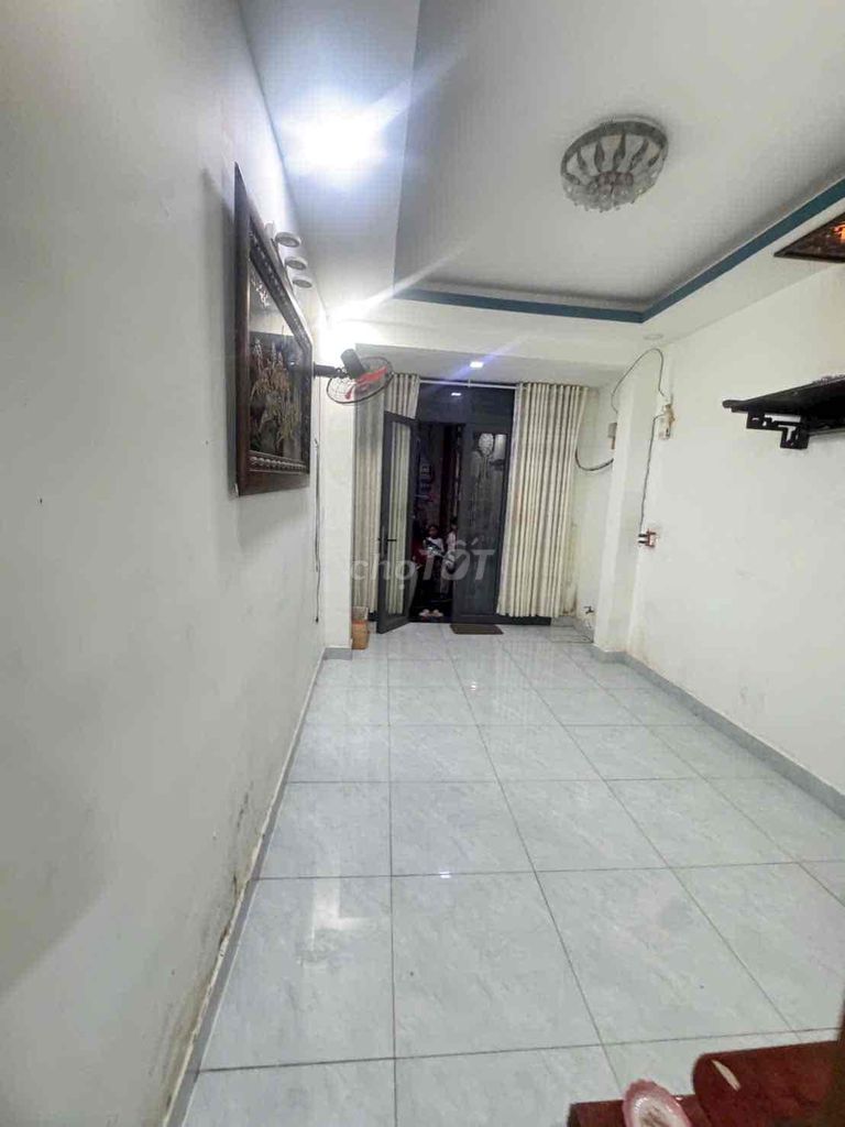 We're renting in the TS 9 (3.5 x10) ground, floor, three bedrooms, two interior toilets.