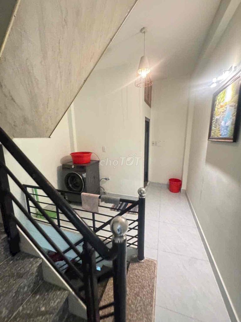 We're renting in the TS 9 (3.5 x10) ground, floor, three bedrooms, two interior toilets.