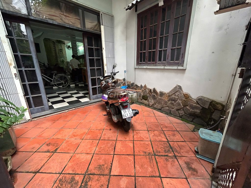 Supermax 124 meters down the alley four bedrooms, four toilets in the Language Zone, Phú Nhuận