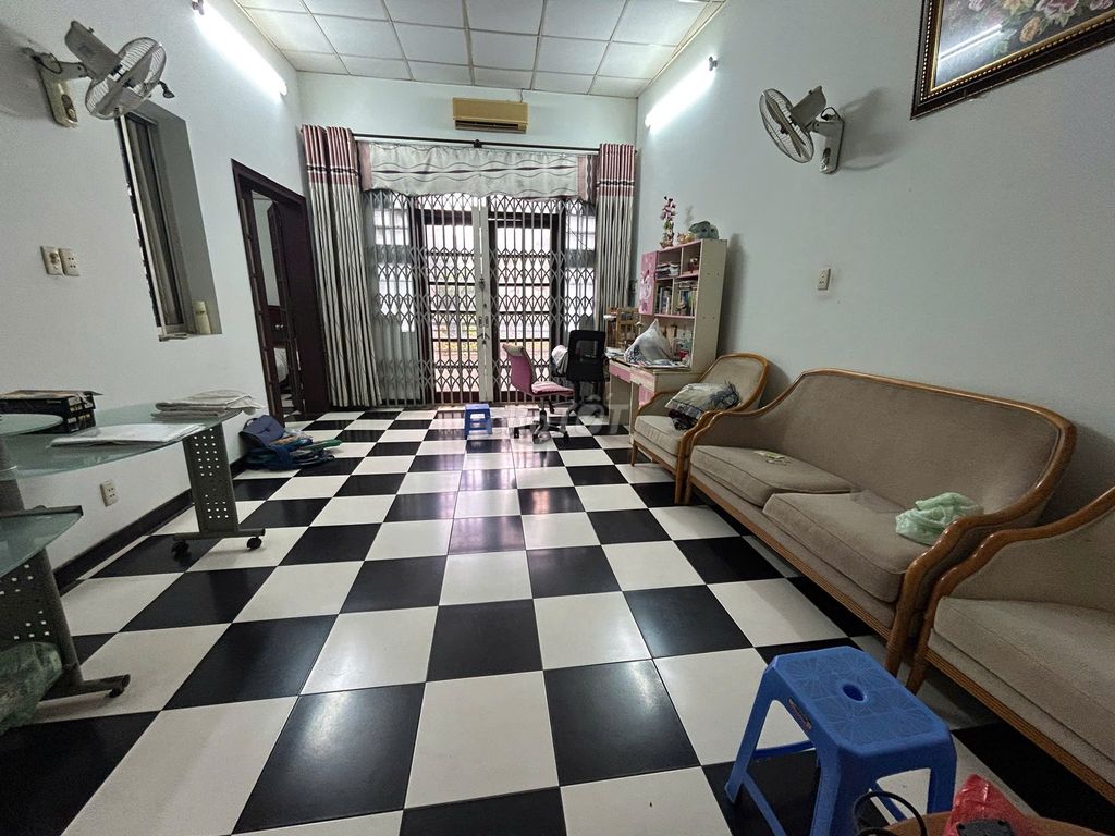 Supermax 124 meters down the alley four bedrooms, four toilets in the Language Zone, Phú Nhuận