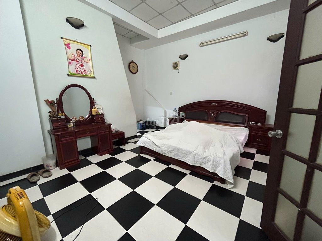 Supermax 124 meters down the alley four bedrooms, four toilets in the Language Zone, Phú Nhuận