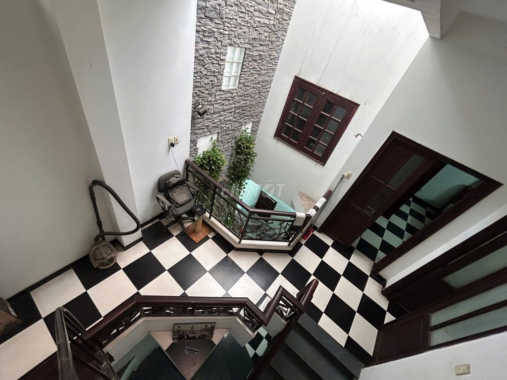 Supermax 124 meters down the alley four bedrooms, four toilets in the Language Zone, Phú Nhuận