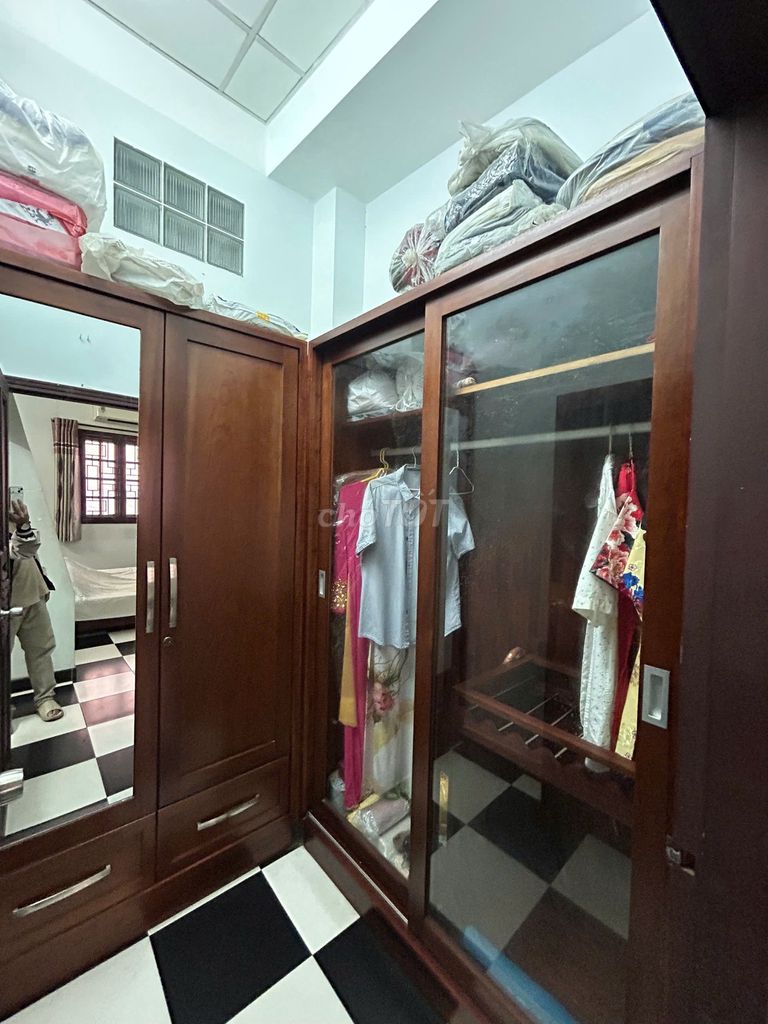 Supermax 124 meters down the alley four bedrooms, four toilets in the Language Zone, Phú Nhuận