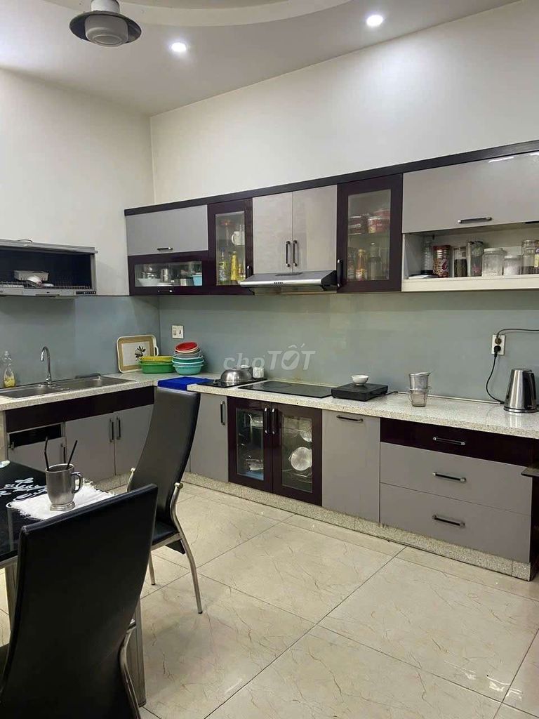 Rent a 1 st 3th floor four bedroom 4 toilets. 4 toilets. 4 x20.