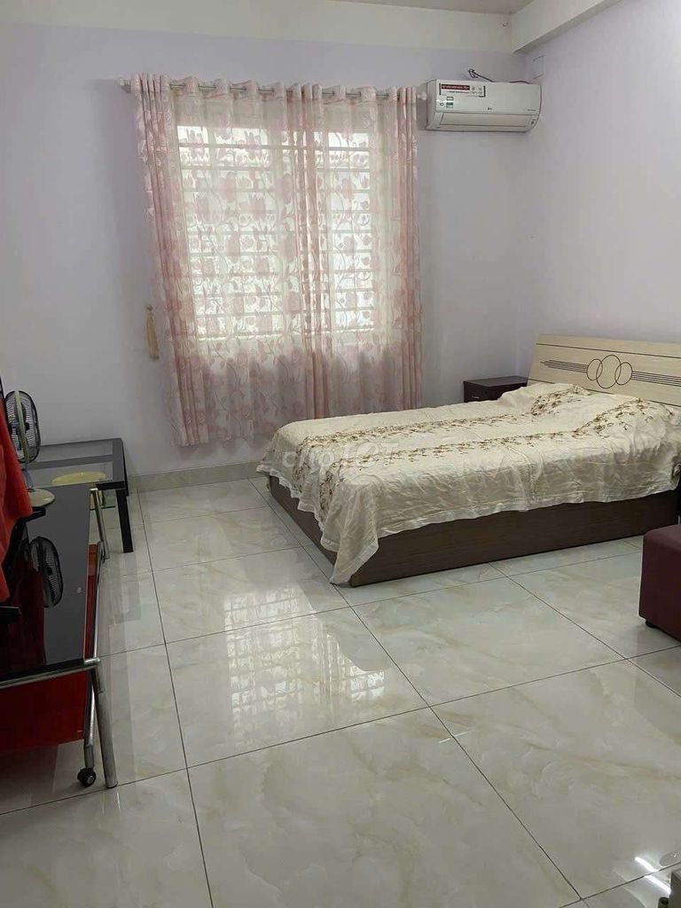 Rent a 1 st 3th floor four bedroom 4 toilets. 4 toilets. 4 x20.