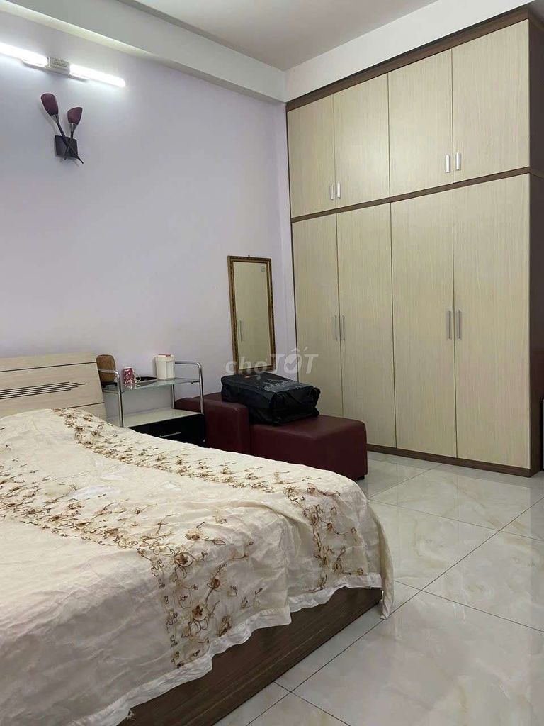 Rent a 1 st 3th floor four bedroom 4 toilets. 4 toilets. 4 x20.