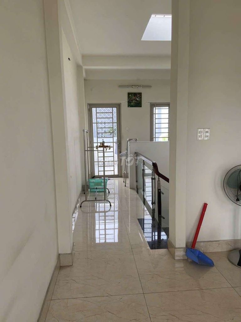 Rent a 1 st 3th floor four bedroom 4 toilets. 4 toilets. 4 x20.