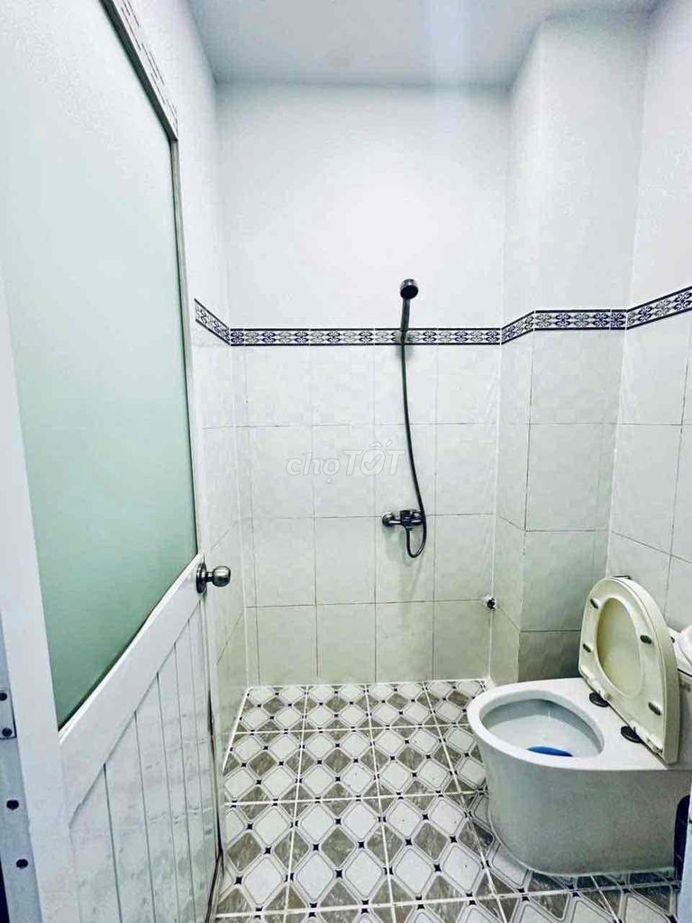 area 4 x12 has 2 air machines. 7 million rent.