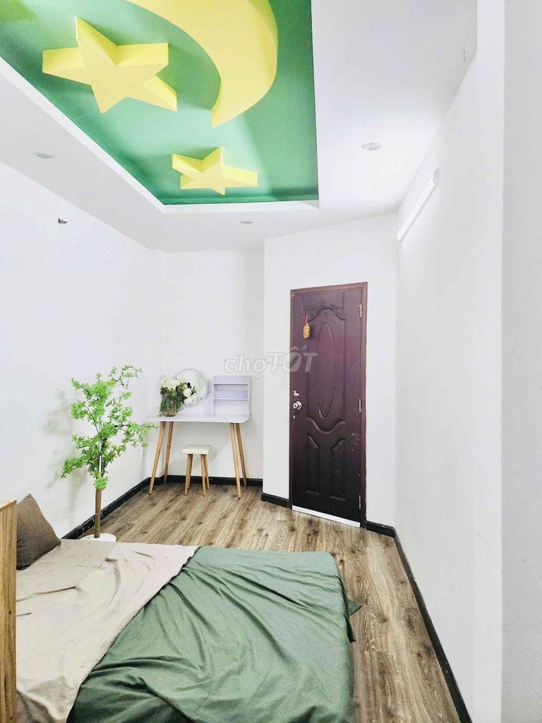 It's the owner who rents the full interior studio with windows - only 4.5 million a day.