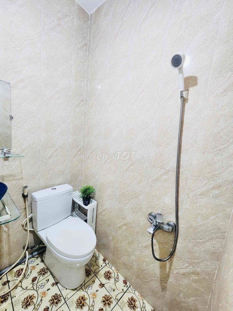 It's the owner who rents the full interior studio with windows - only 4.5 million a day.