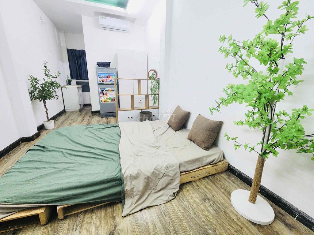 It's the owner who rents the full interior studio with windows - only 4.5 million a day.