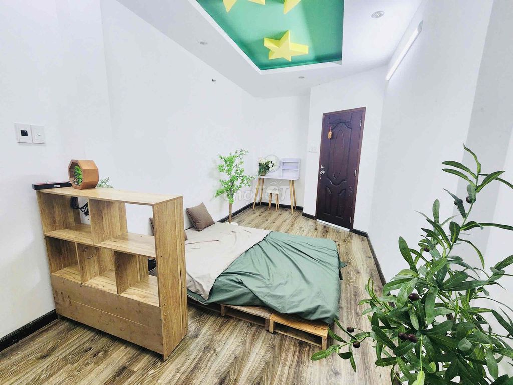 It's the owner who rents the full interior studio with windows - only 4.5 million a day.
