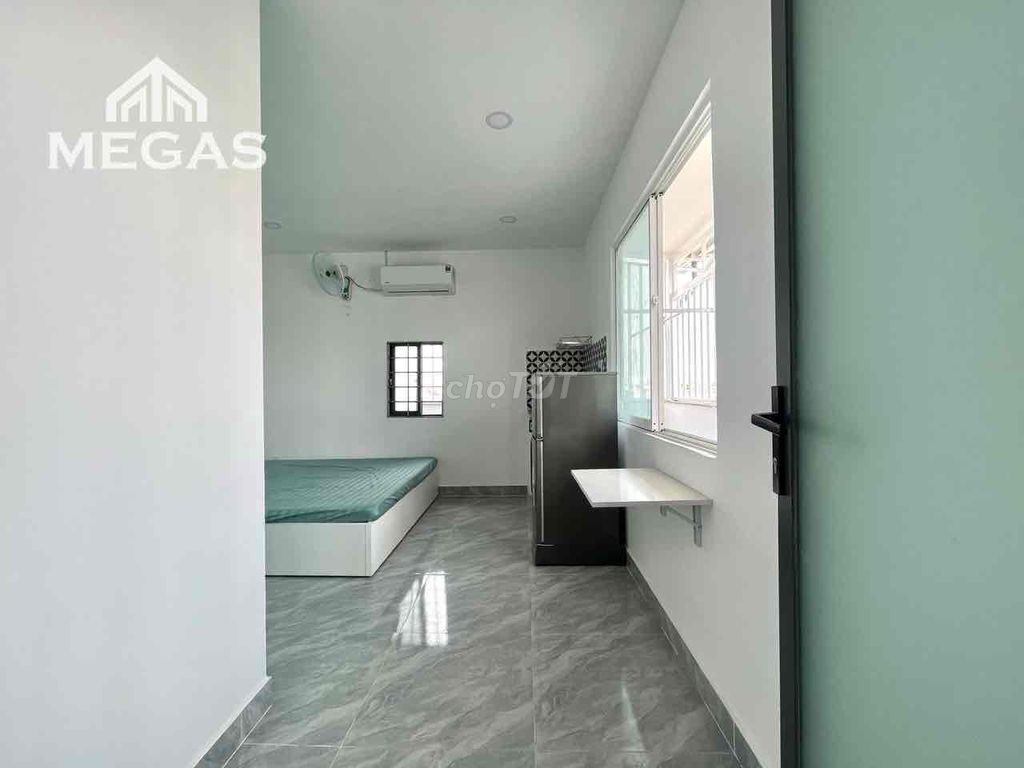 High-level apartment - full furniture - private washing machine - right at Phan Văn Hớn