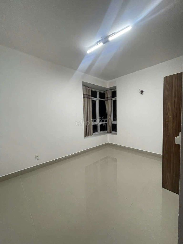 Give a girl share a room in the South Jewel apartment.