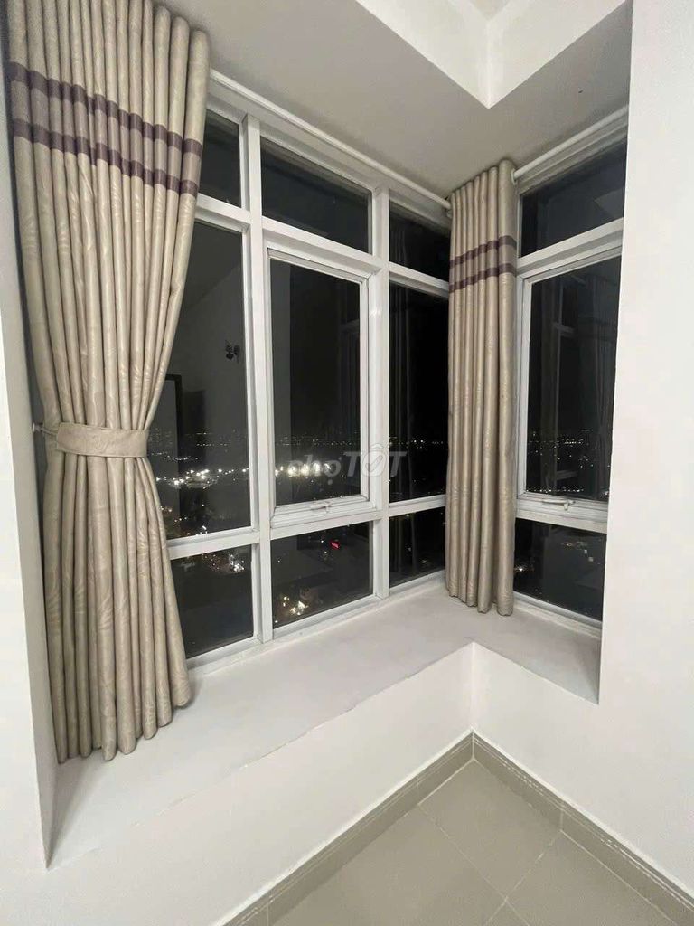 Give a girl share a room in the South Jewel apartment.