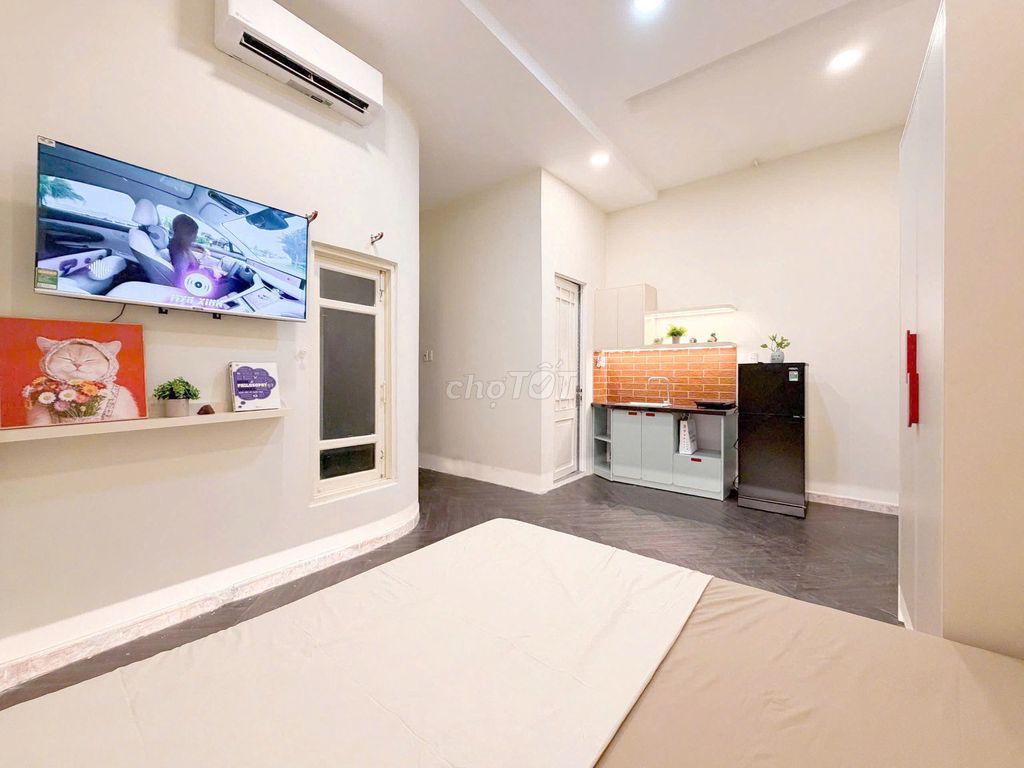 The owner of the Trần Quang Diệu residence studio.