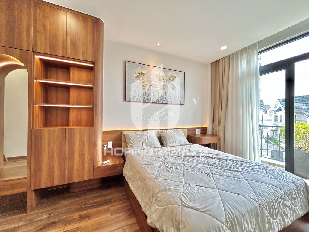 Rent a new balcony apartment near The Global City.