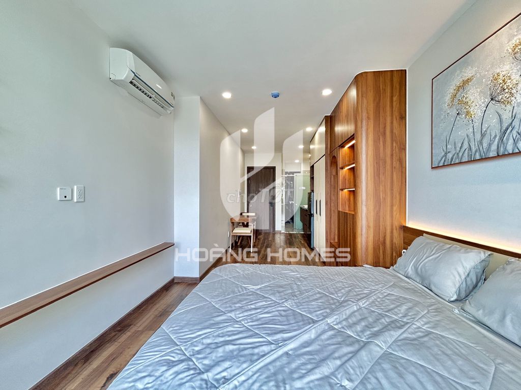 Rent a new balcony apartment near The Global City.