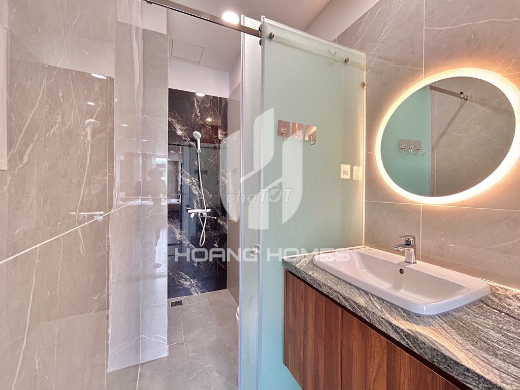 Rent a new balcony apartment near The Global City.