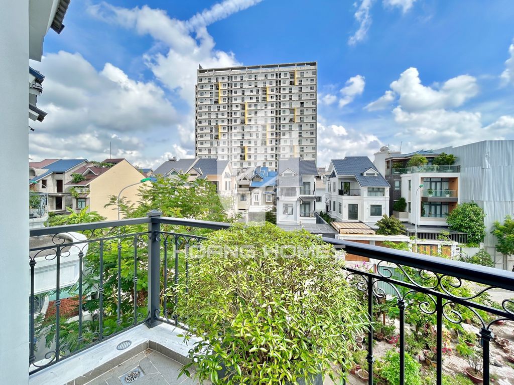 Rent a new balcony apartment near The Global City.