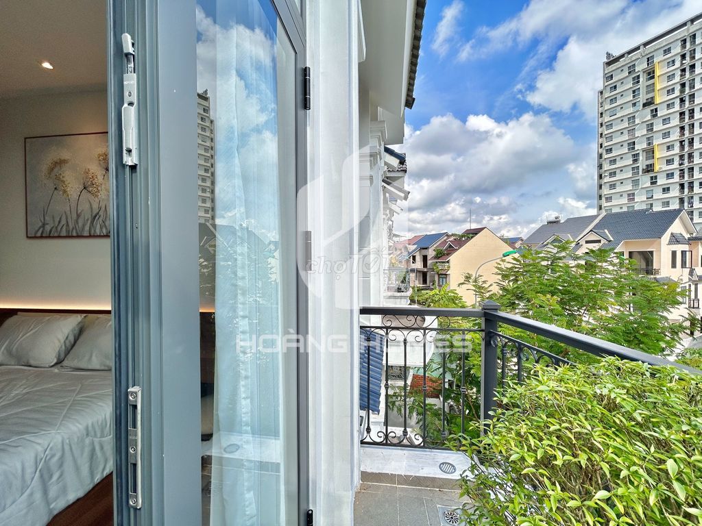 Rent a new balcony apartment near The Global City.