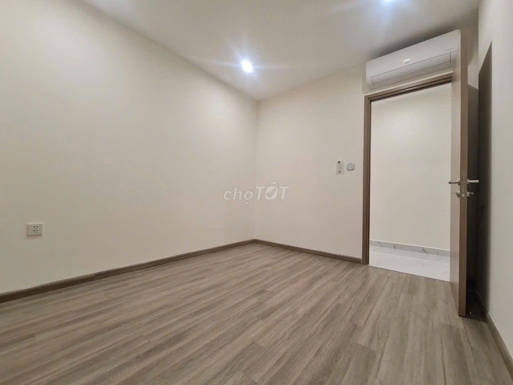 Rent three new bedrooms high-level Beverly Solari. Beautiful view.