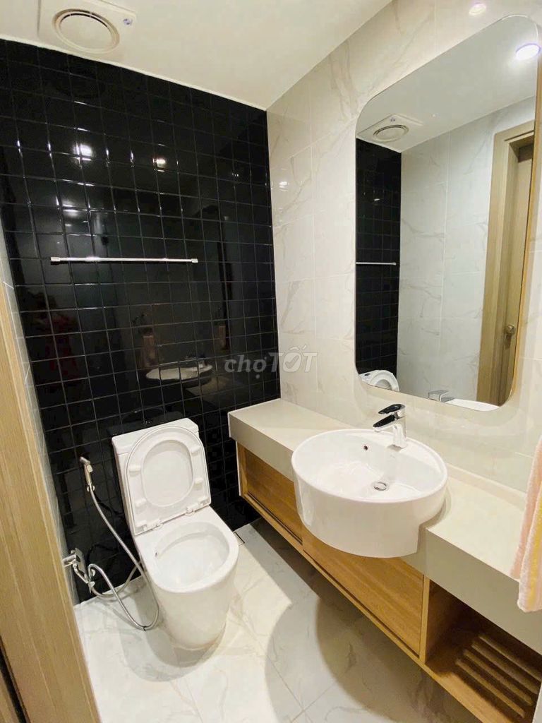 The owner rented the Sky Center apartment 100 M2, 2 Phổ Quang bedrooms