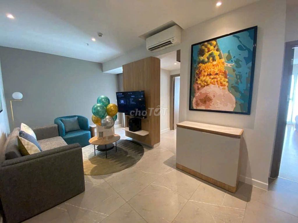 The owner rented the Sky Center apartment 100 M2, 2 Phổ Quang bedrooms