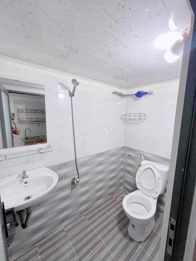 The cheap air room is near love