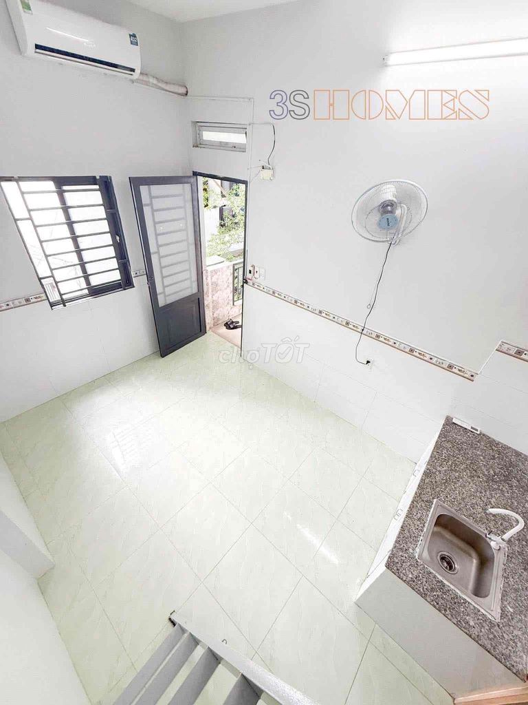 A cheap balcony room near the Department of Laws, Pestilence