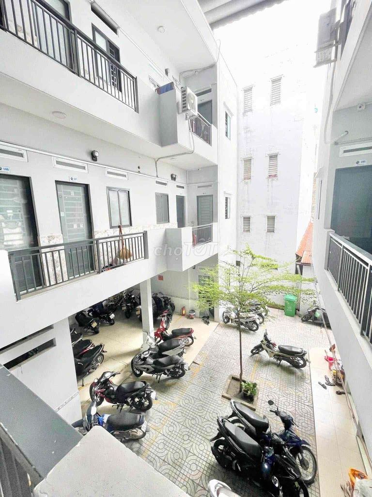A cheap balcony room near the Department of Laws, Pestilence