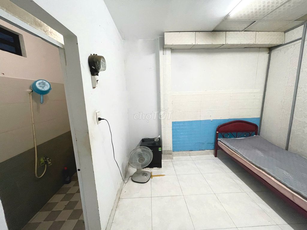 Room 20 M2 – cost only 2.3 million per second (sm girl / nv female office)