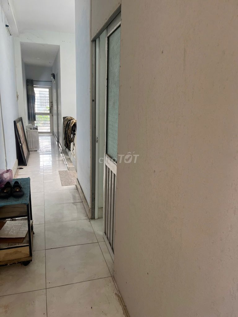 Room 20 M2 – cost only 2.3 million per second (sm girl / nv female office)