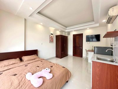 The airport room is 100 percent new-- straight to the top-- right on Bạch Đằng.