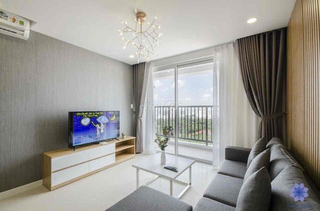 The penthouse is clean. It's a three-room design.