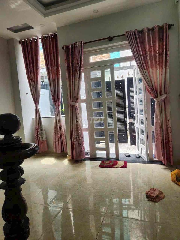 We have three bedrooms. Three toilets. 91/ Nguyên Hồng-1.