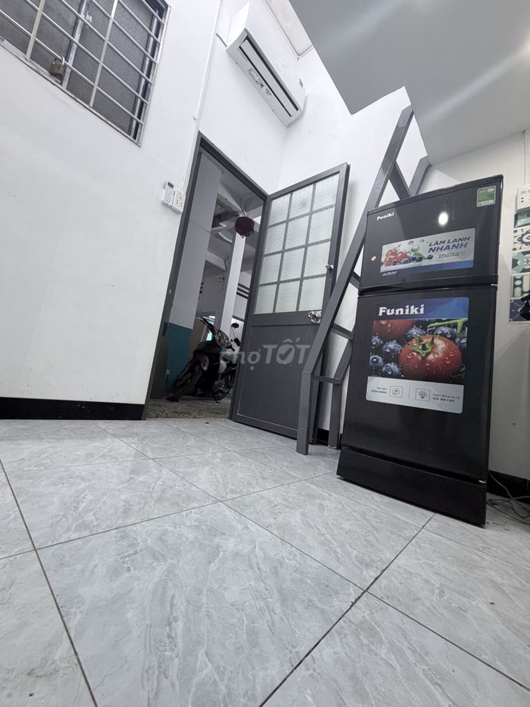The latest airport hotel room, air conditioning, cheap refrigerator.