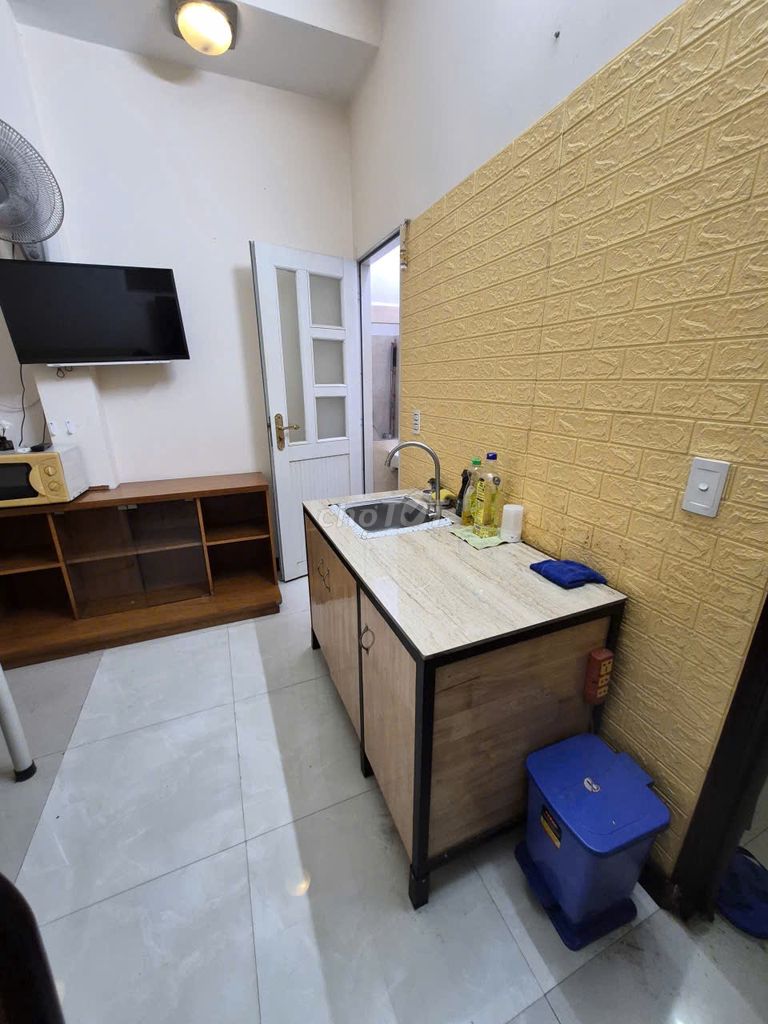 It's the owner who rents-- room full of furniture, carry the suitcase in right now.