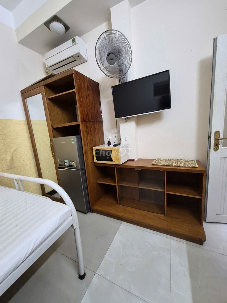 It's the owner who rents-- room full of furniture, carry the suitcase in right now.