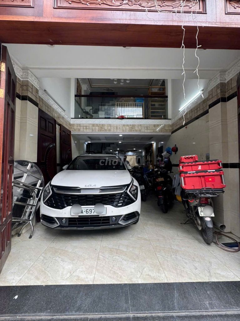 Rent a car alley. They're looking at 14 Gò Vấp.