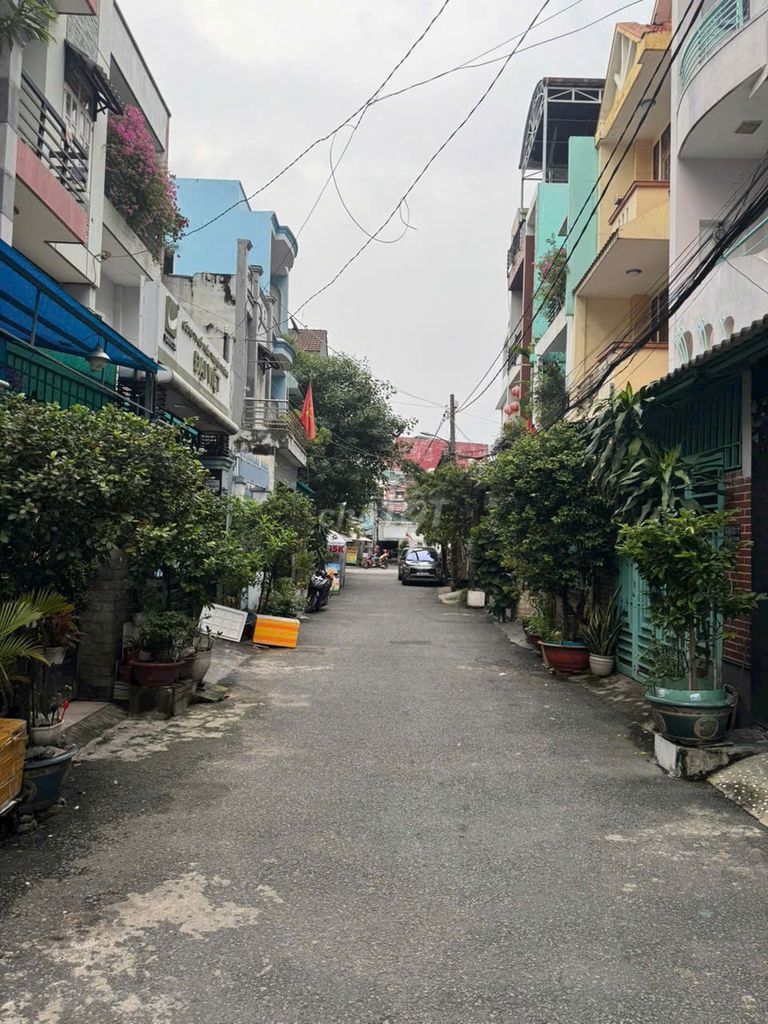 Rent a car alley. They're looking at 14 Gò Vấp.