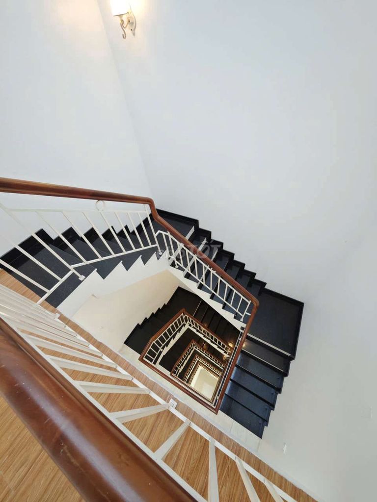 6 floors, 6 bedrooms, 6 toilets - have air conditioning - 50 million.