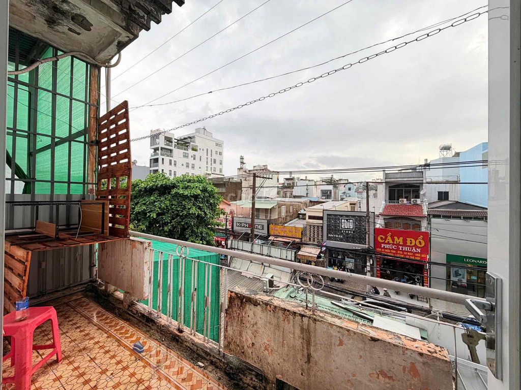 We'll have two bedrooms. One private washing room. Five-three cars right down.