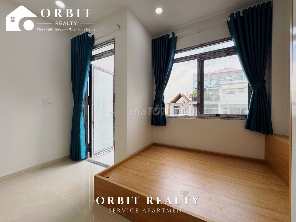 Rent the new apartment building with the Royal Park.