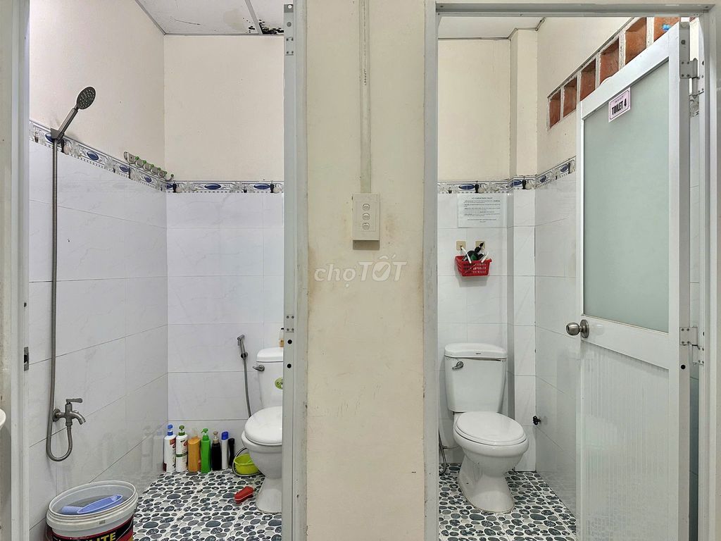 Rent room near the west stop - common toilet