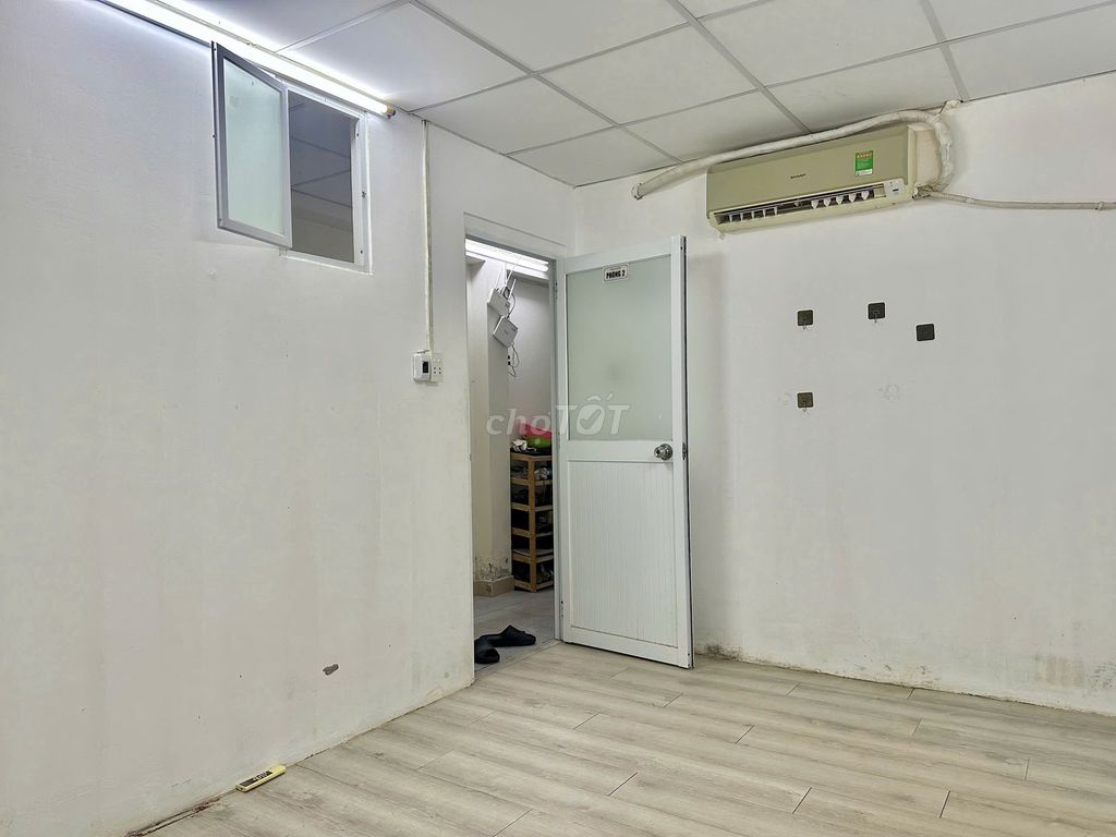 Rent room near the west stop - common toilet