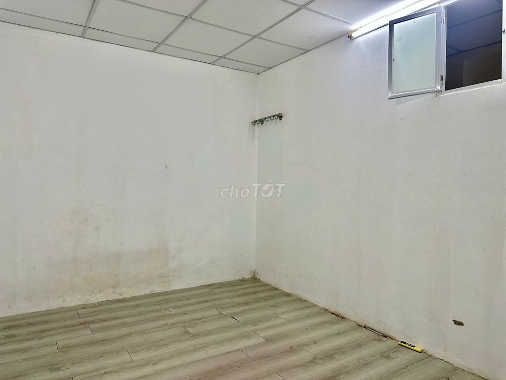 Rent room near the west stop - common toilet