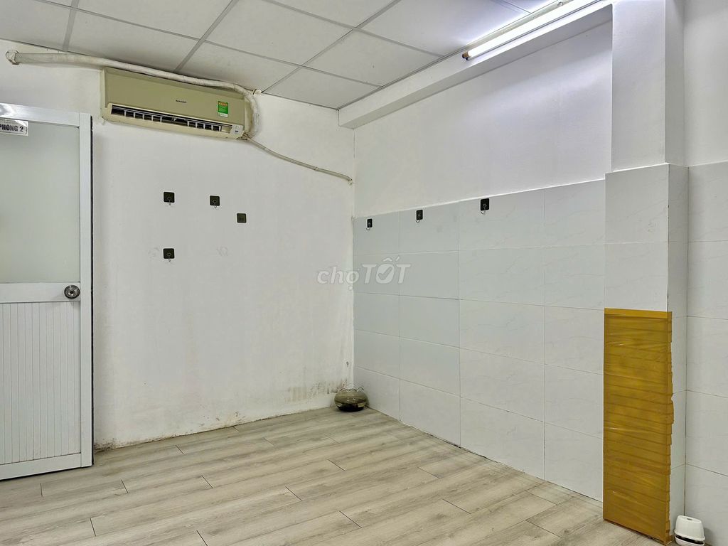Rent room near the west stop - common toilet