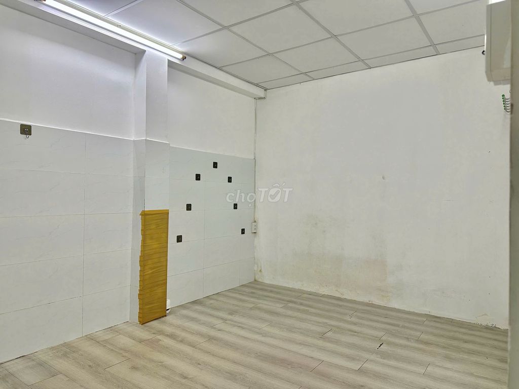 Rent room near the west stop - common toilet